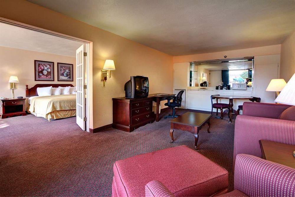 Quality Inn & Suites Conference Center New Port Richey Chambre photo